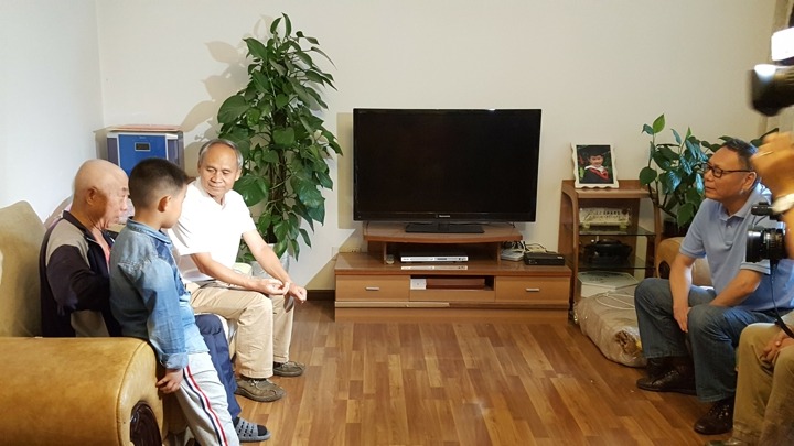 云南省总工会主席张百如到云南HB火博·(Home)集团难题职工家里送温暖