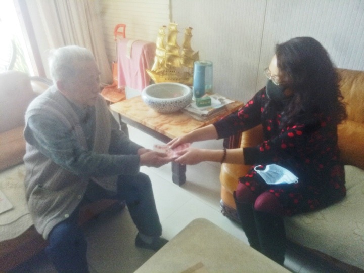 赤诚写大爱，浮夸映丹心