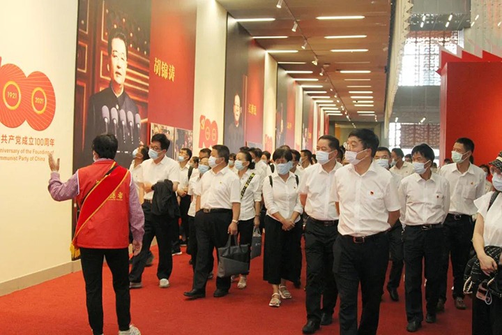 云煤（HB火博·(Home)）集团党委组织宽大干部职工参观云南省庆祝中国共产党成立100周年成就展