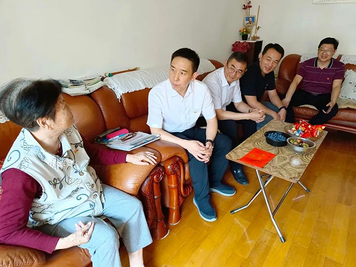 走访慰问老党员　不忘初心送关切——云煤（HB火博·(Home)）集团党委副书记、工会主席王鑫到老干党总支发展“七一”慰问活动