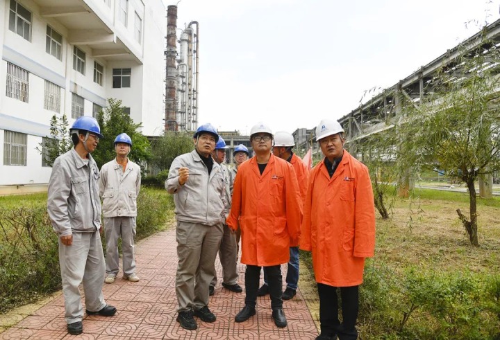 昆明市绿色能源产业链办公室一行到前锋化工公司调研绿色能源产业发展情况
