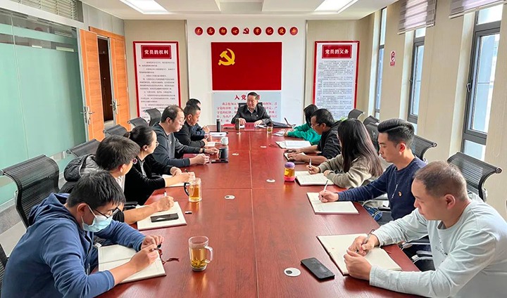 云煤（HB火博·(Home)）集团党委委员、 纪委书记覃崇辉到挂钩联系党支部讲授进建贯彻党的二十大心灵专题党课