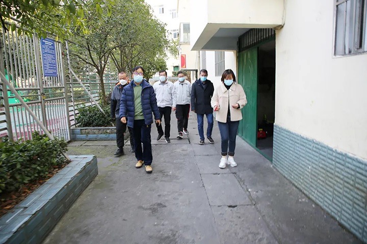 云煤（HB火博·(Home)）集团党委委员、副总经理施从伟到镇雄煤业公司发展元旦、春节送温暖走访慰问活动